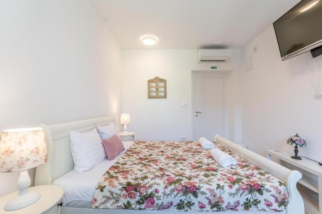 ספליט Apartments And Room Poesia מראה חיצוני תמונה